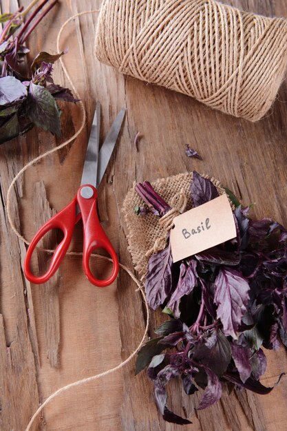 dwie próbki haftów na tle drewnianym